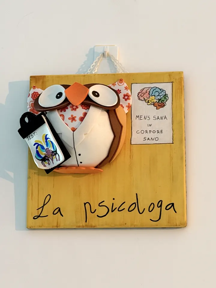Targa decorativa con una civetta e la scritta La psicologa
